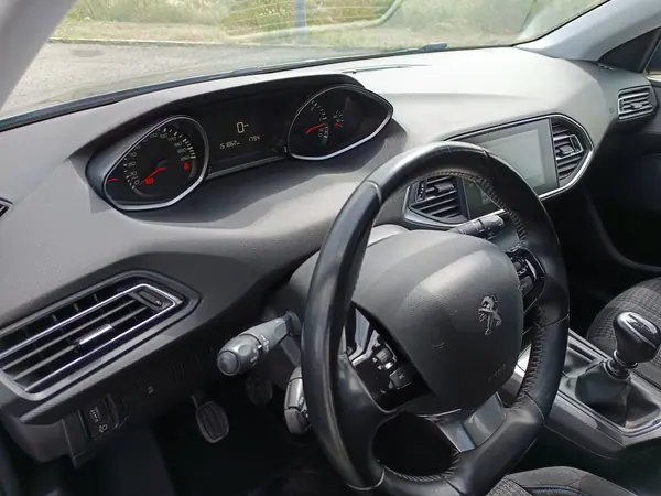 Peugeot 308 2020 - 10250 EUR, 151000 km - AUTO.MOTO.pt - 151000km - foto 7 de 15