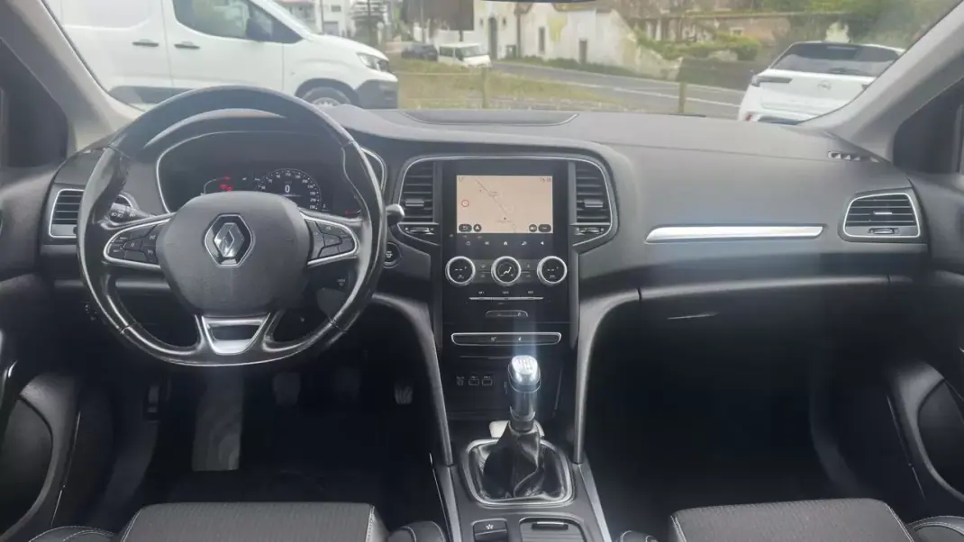 Renault Mégane Sport Tourer 2021 - 15900 EUR, 140000 km - AUTO.MOTO.pt - 140000km - foto 7 de 21