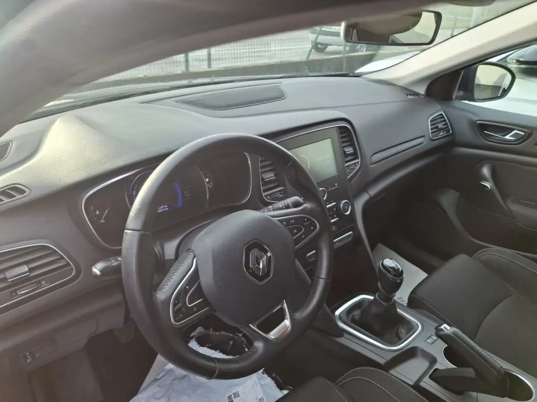 Renault Mégane 2019 - 16500 EUR, 179121 km - AUTO.MOTO.pt - 179121km - foto 18 de 22