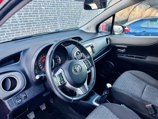 Toyota Yaris 2014 - 9990 EUR, 157000 km - AUTO.MOTO.pt - 157000km - foto 7 de 14