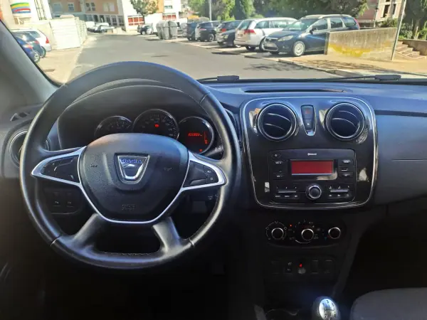 Dacia Sandero 2018 - 8500 EUR, 155000 km - AUTO.MOTO.pt - 155000km - foto 12 de 22