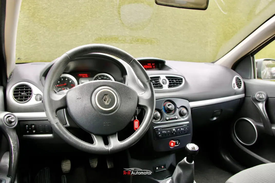 Renault Clio 2009 - 5750 EUR, 197000 km - AUTO.MOTO.pt - 197000km - foto 3 de 16