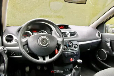Renault Clio 2009 - 5750 EUR, 197000 km - AUTO.MOTO.pt - 197000km - foto 3 de 16