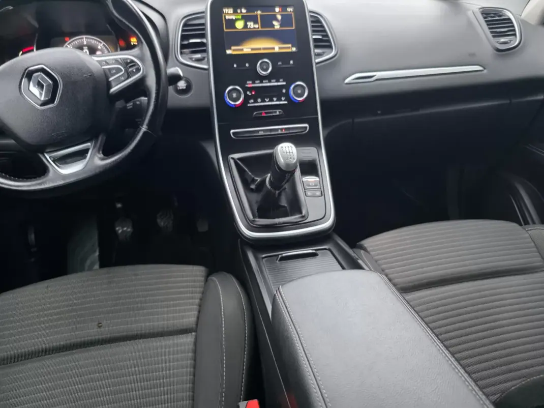 Renault Grand Scénic 2017 - 12750 EUR, 320000 km - AUTO.MOTO.pt - 320000km - foto 36 de 40