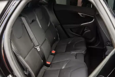 Volvo V40 2017 - 14900 EUR, 135000 km - AUTO.MOTO.pt - 135000km - foto 8 de 17