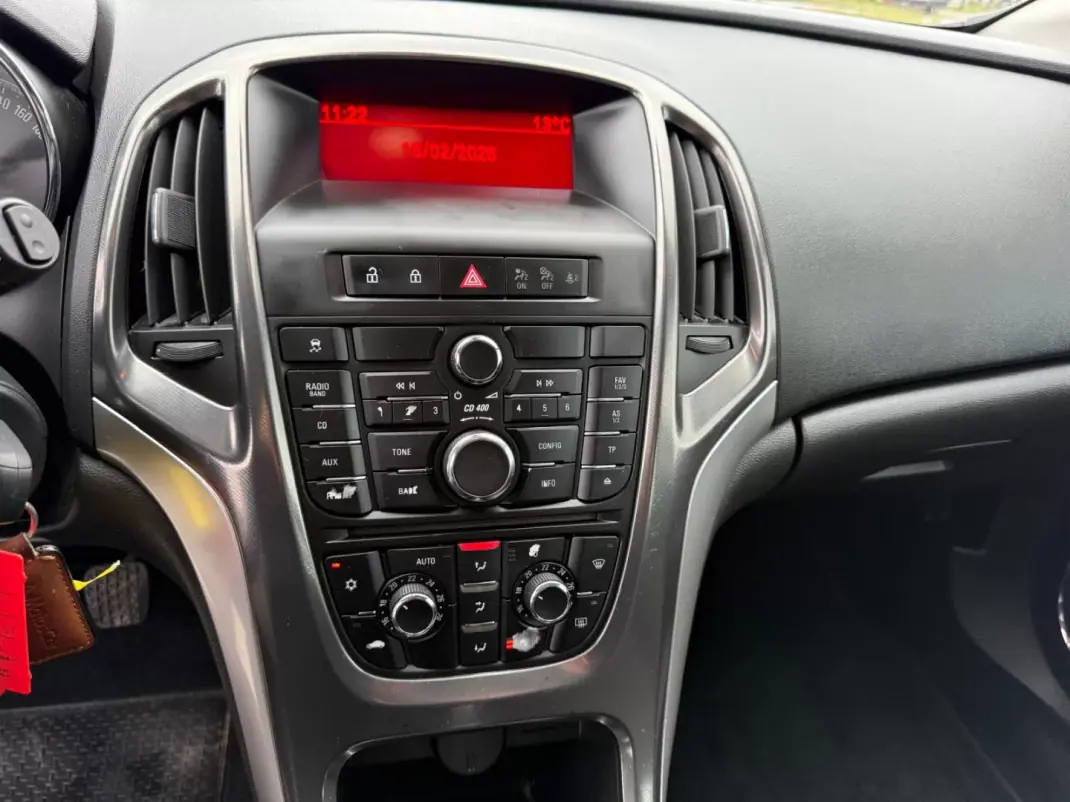 Opel Astra Sports Tourer 2011 - 7490 EUR, 175851 km - AUTO.MOTO.pt - 175851km - foto 13 de 21