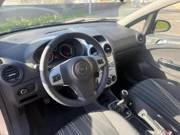 Opel Corsa 2010 - 4900 EUR, 183000 km - AUTO.MOTO.pt - 183000km - foto 7 de 23