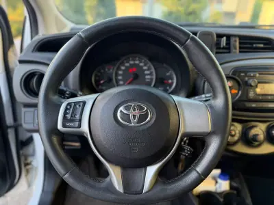 Toyota Yaris 2013 - 8750 EUR, 200000 km - 200000km - foto 9 de 12