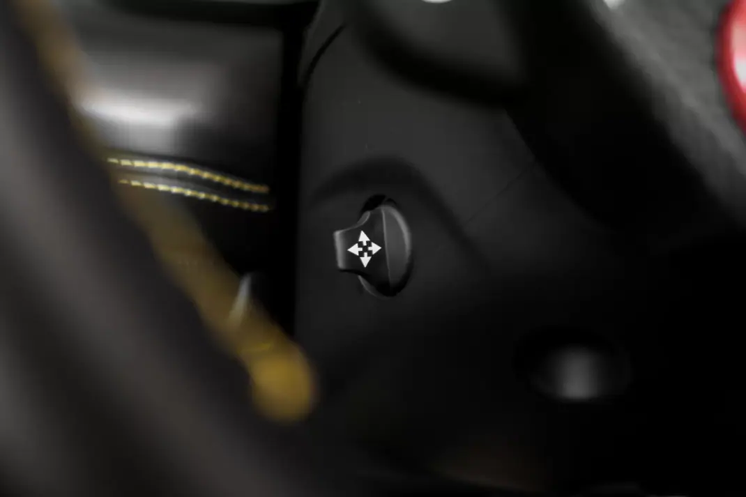 Ferrari F8 Tributo 2023 - 390000 EUR, 17392 km - AUTO.MOTO.pt - 17392km - foto 18 de 22