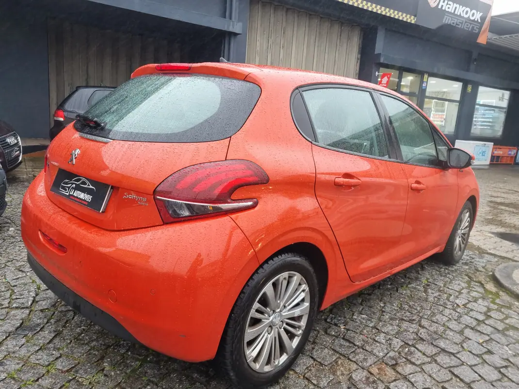 Peugeot 208 2018 - 8000 EUR, 97000 km - AUTO.MOTO.pt - 97000km - foto 7 de 15