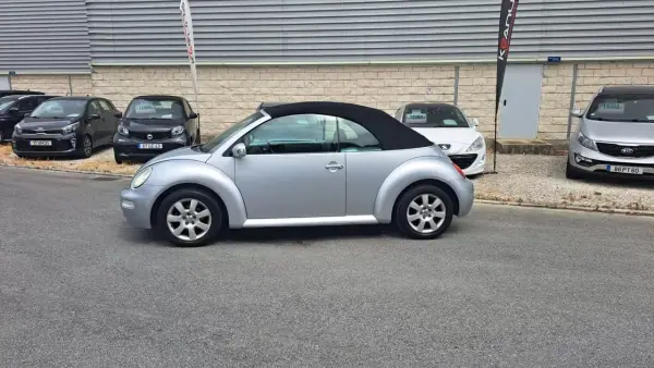 Volkswagen New Beetle Cabriolet 2004 - 9500 EUR, 127830 km - AUTO.MOTO.pt - 127830km - foto 34 de 48