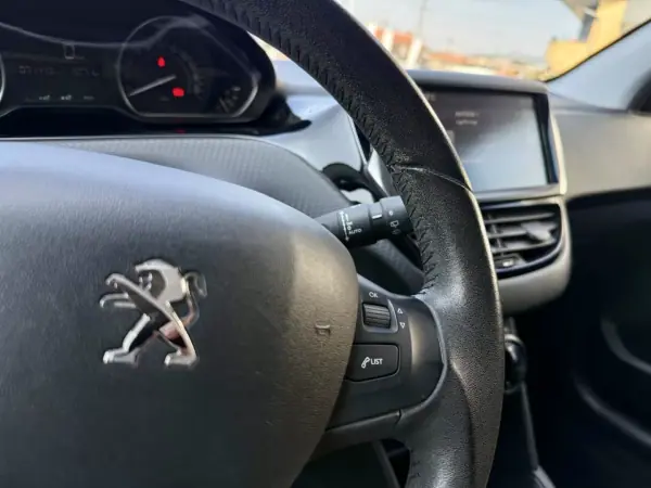 Peugeot 208 2017 - 9950 EUR, 71000 km - AUTO.MOTO.pt - 71000km - foto 19 de 24
