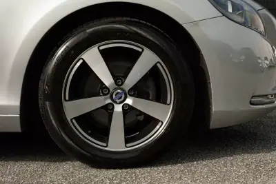 Volvo V40 2013 - 10999 EUR, 275270 km - AUTO.MOTO.pt - 275270km - foto 3 de 24