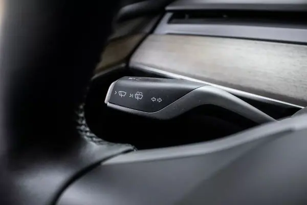 Tesla Model Y 2023 - 37900 EUR, 74250 km - AUTO.MOTO.pt - 74250km - foto 15 de 40