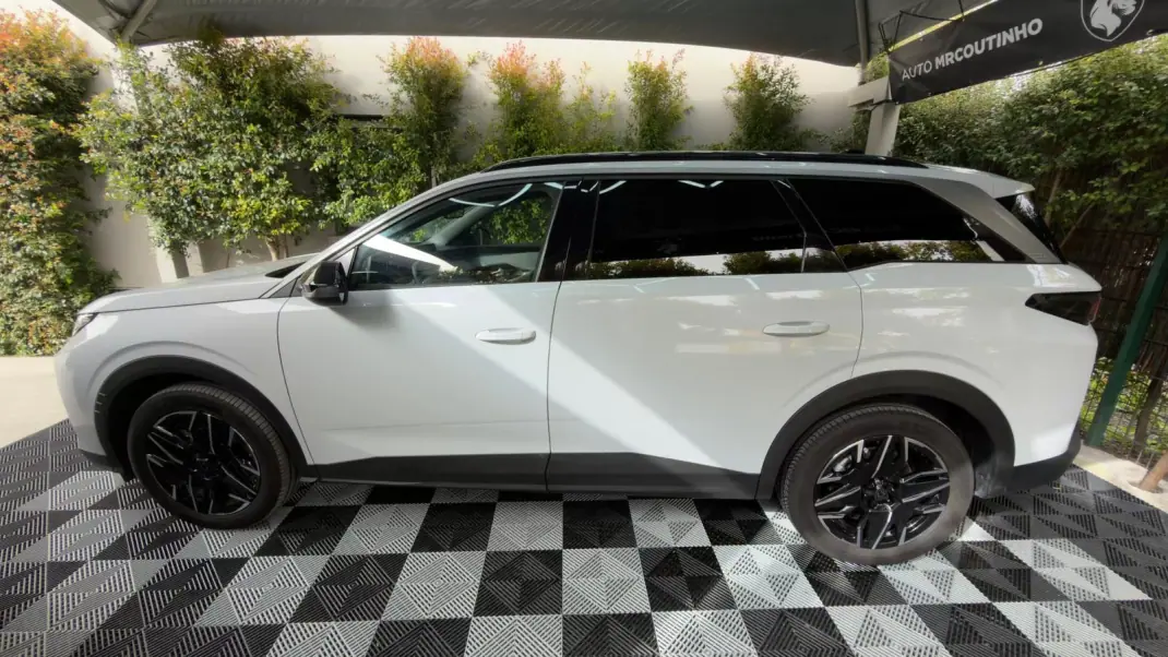 Peugeot 5008 2025 - 31500 EUR, 14880 km - AUTO.MOTO.pt - 14880km - foto 4 de 22