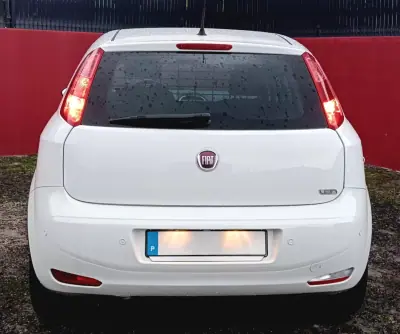 Fiat Punto 2018 - 8750 EUR, 154000 km - AUTO.MOTO.pt - 154000km - foto 17 de 18