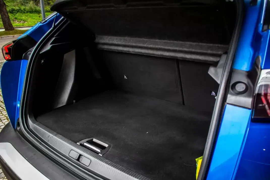 Peugeot e-2008 2021 - 20850 EUR, 60050 km - AUTO.MOTO.pt - 60050km - foto 30 de 44