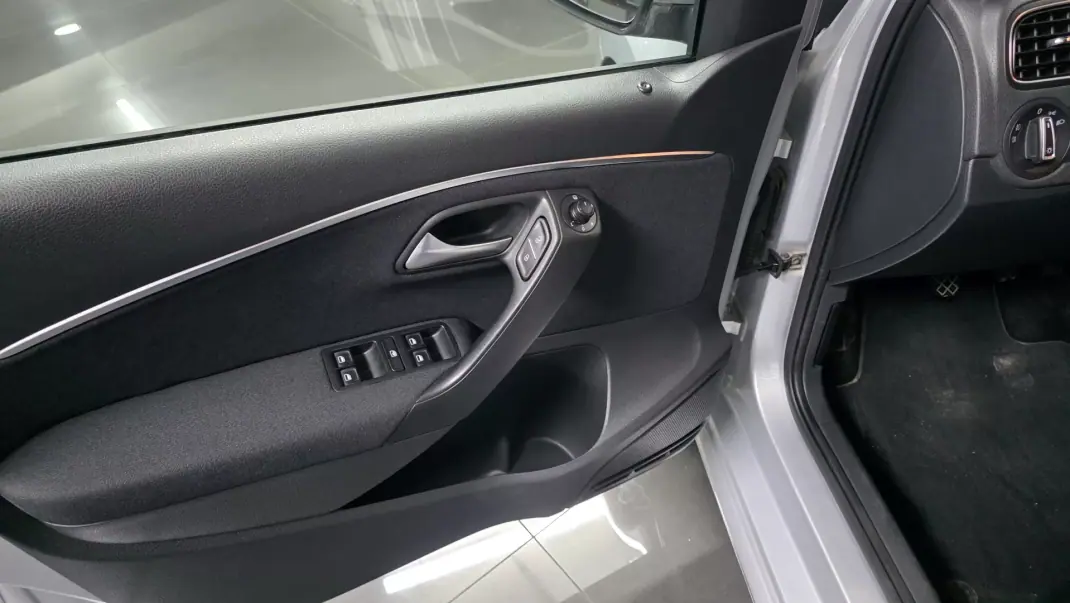 Volkswagen Polo 2014 - 10990 EUR, 136000 km - AUTO.MOTO.pt - 136000km - foto 4 de 31