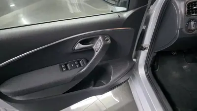 Volkswagen Polo 2014 - 10990 EUR, 136000 km - AUTO.MOTO.pt - 136000km - foto 4 de 31