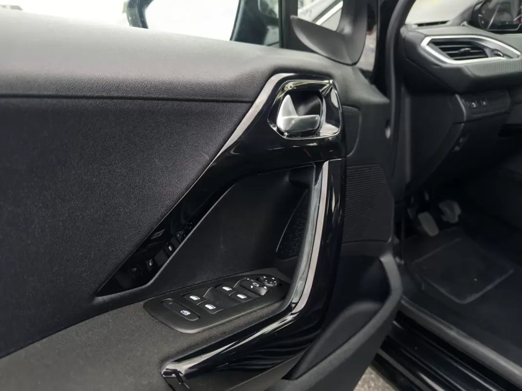 Peugeot 208 2018 - 10990 EUR, 181000 km - AUTO.MOTO.pt - 181000km - foto 14 de 38