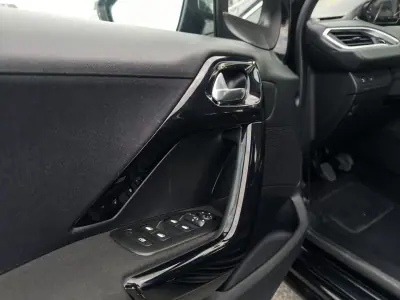 Peugeot 208 2018 - 10990 EUR, 181000 km - AUTO.MOTO.pt - 181000km - foto 14 de 38