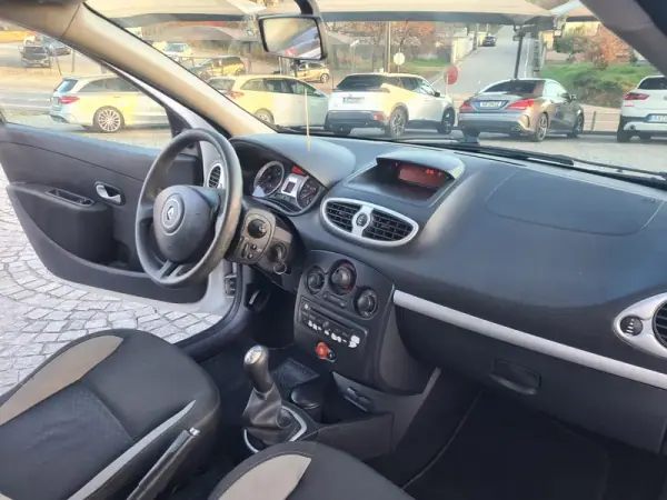 Renault Clio 2011 - 6950 EUR, 249000 km - AUTO.MOTO.pt - 249000km - foto 9 de 10