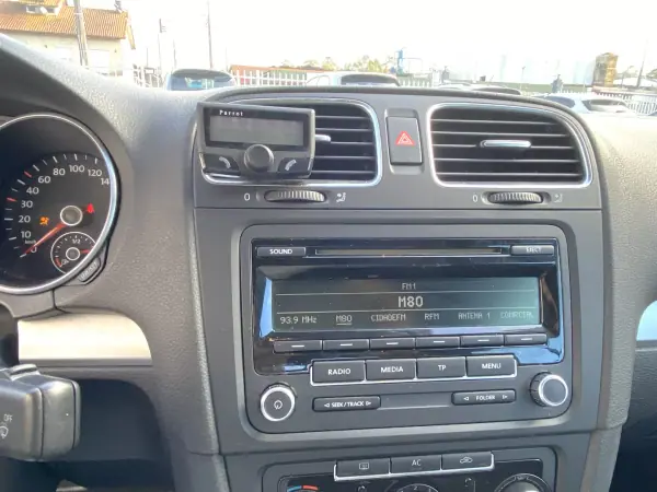 Volkswagen Golf Cabriolet 2012 - 12950 EUR, 155108 km - AUTO.MOTO.pt - 155108km - foto 9 de 13