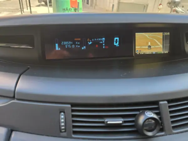 Renault Espace 2013 - 7999 EUR, 238595 km - AUTO.MOTO.pt - 238595km - foto 20 de 28