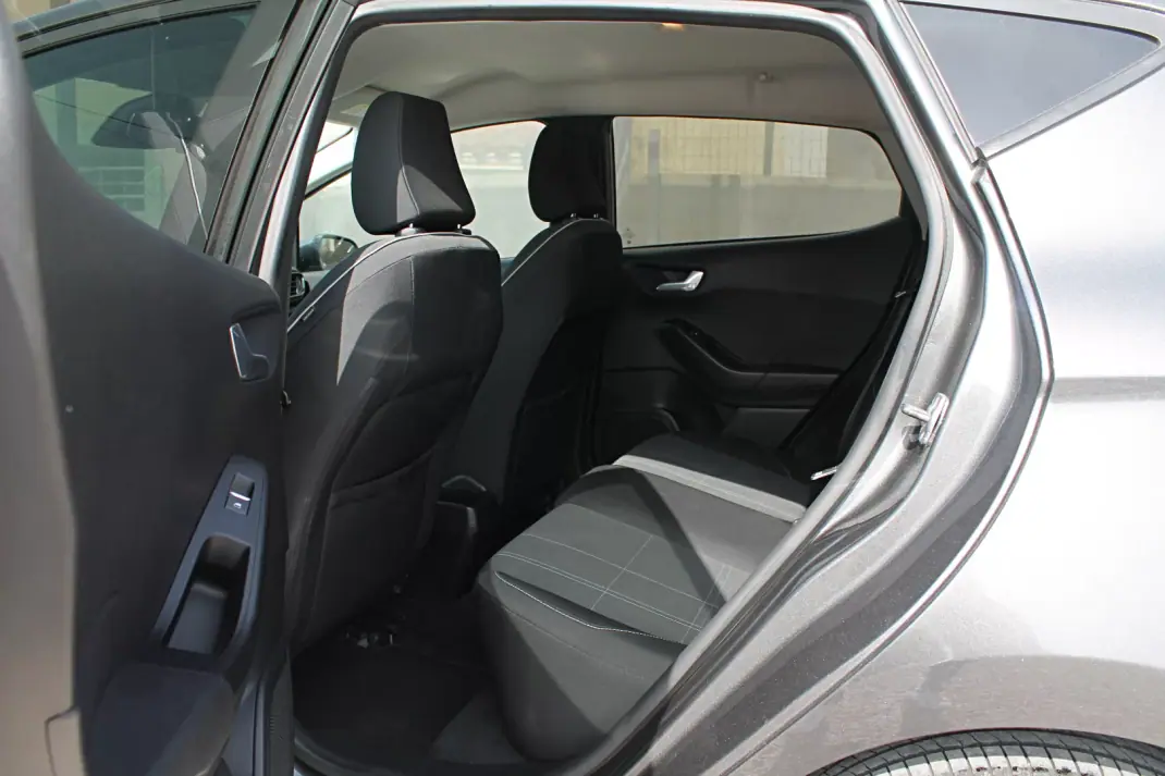 Ford Fiesta 2018 - 9900 EUR, 101396 km - AUTO.MOTO.pt - 101396km - foto 17 de 26