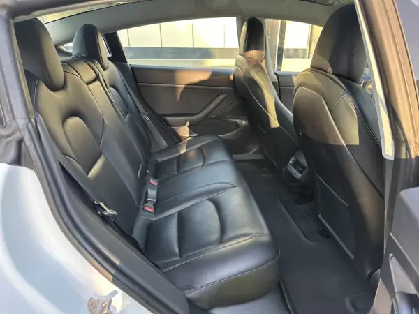 Tesla Model 3 2019 - 24900 EUR, 170000 km - 170000km - foto 39 de 49