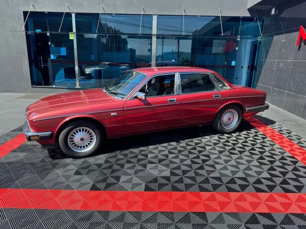 Jaguar Daimler 1990 - 19900 EUR, 146000 km - AUTO.MOTO.pt - 146000km - foto 4 de 14