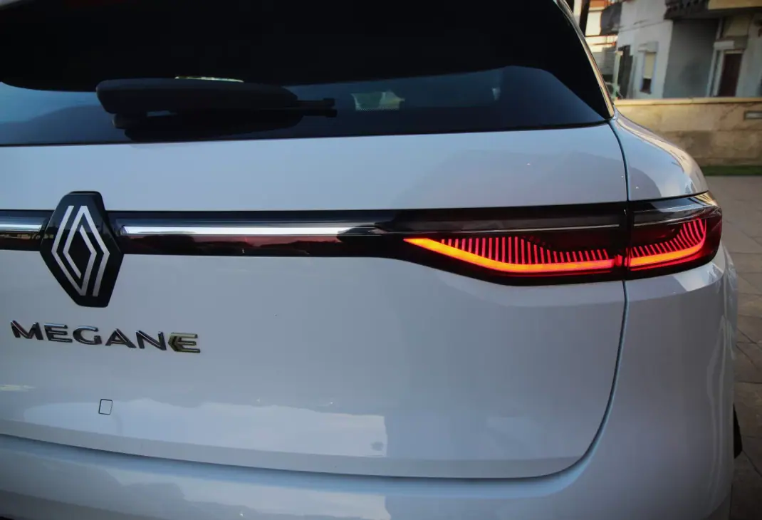 Renault Mégane E-Tech 2022 - 21000 EUR, 31000 km - AUTO.MOTO.pt - 31000km - foto 26 de 29