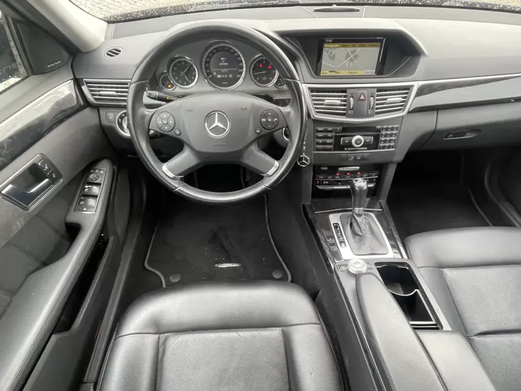 Mercedes-Benz E 250 2010 - 13950 EUR, 277830 km - AUTO.MOTO.pt - 277830km - foto 8 de 12