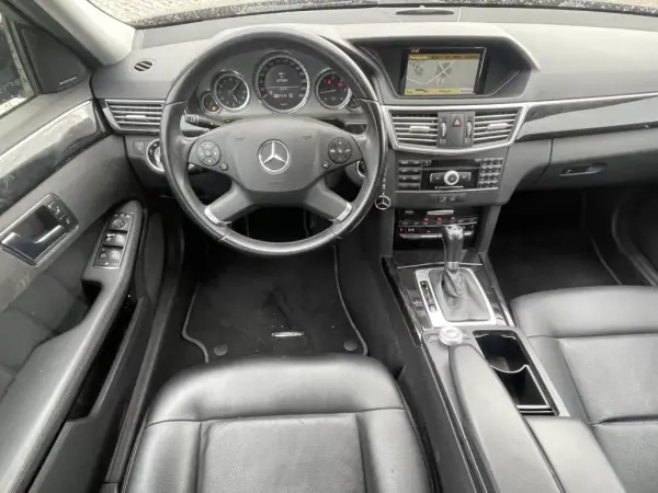 Mercedes-Benz E 250 2010 - 13950 EUR, 277830 km - AUTO.MOTO.pt - 277830km - foto 8 de 12