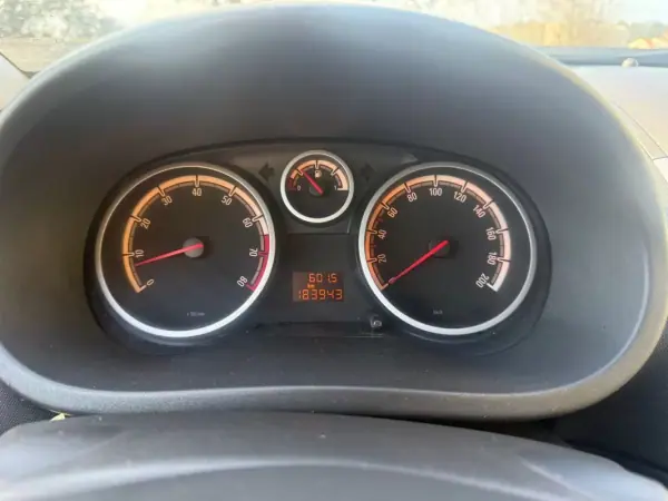 Opel Corsa 2010 - 4900 EUR, 183000 km - AUTO.MOTO.pt - 183000km - foto 17 de 23