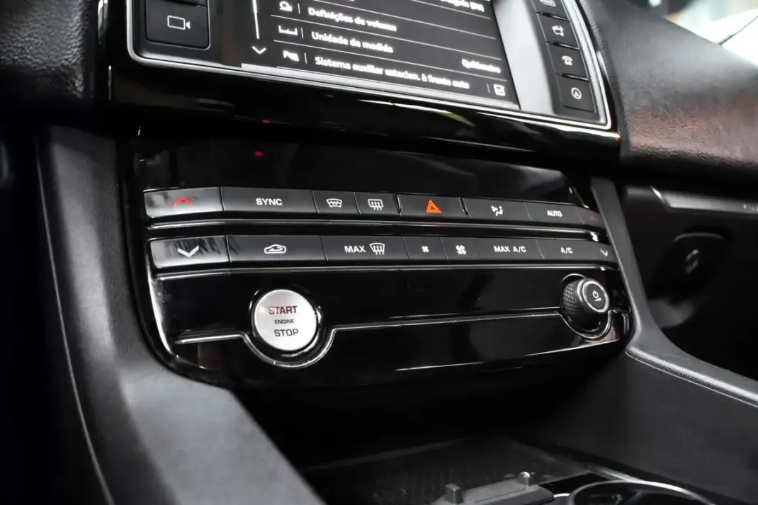 Jaguar F-Pace 2018 - 22990 EUR, 155156 km - 155156km - foto 20 de 48