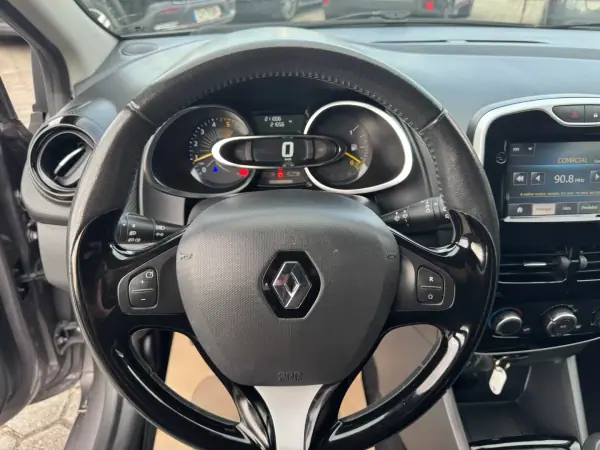 Renault Clio Sport Tourer 2015 - 8990 EUR, 211000 km - AUTO.MOTO.pt - 211000km - foto 26 de 33