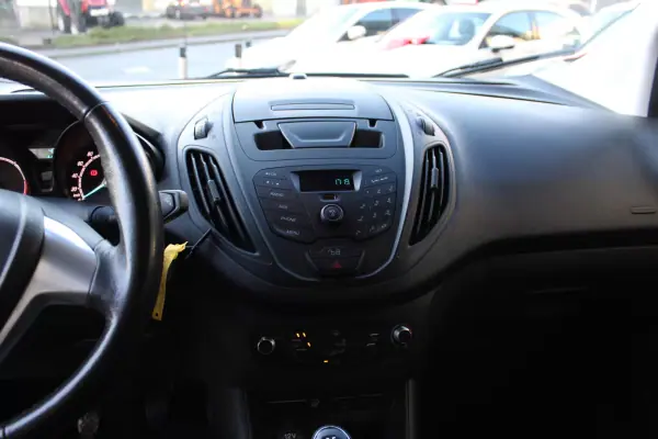 Ford Transit Courier 2020 - 12400 EUR, 140939 km - AUTO.MOTO.pt - 140939km - foto 9 de 15