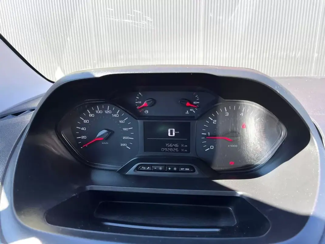 Peugeot 2019 - 12300 EUR, 92000 km - AUTO.MOTO.pt - 92000km - foto 10 de 19