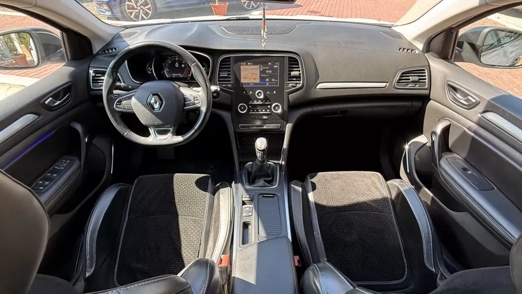 Renault Mégane 2016 - 8990 EUR, 208000 km - AUTO.MOTO.pt - 208000km - foto 22 de 27