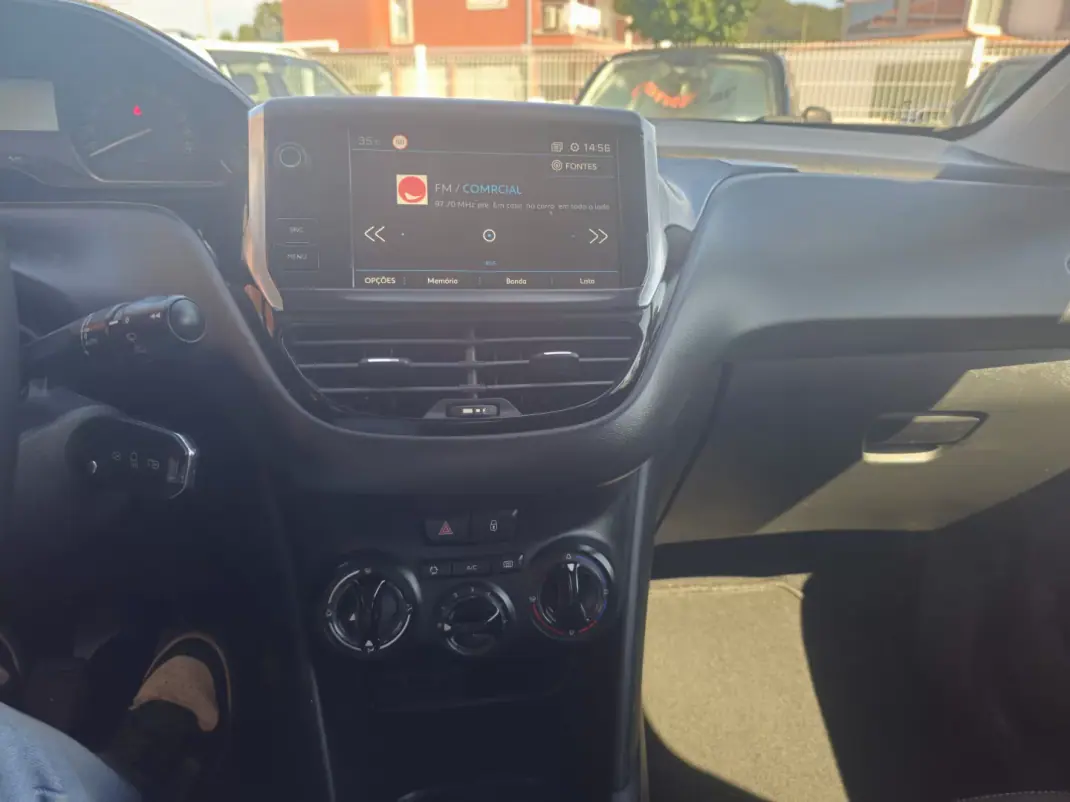 Peugeot 208 2019 - 10500 EUR, 68495 km - 68495km - foto 9 de 13