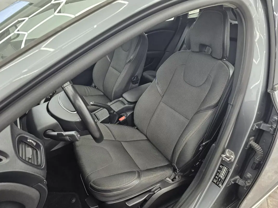 Volvo V40 Cross Country 2018 - 15000 EUR, 106816 km - 106816km - foto 14 de 40