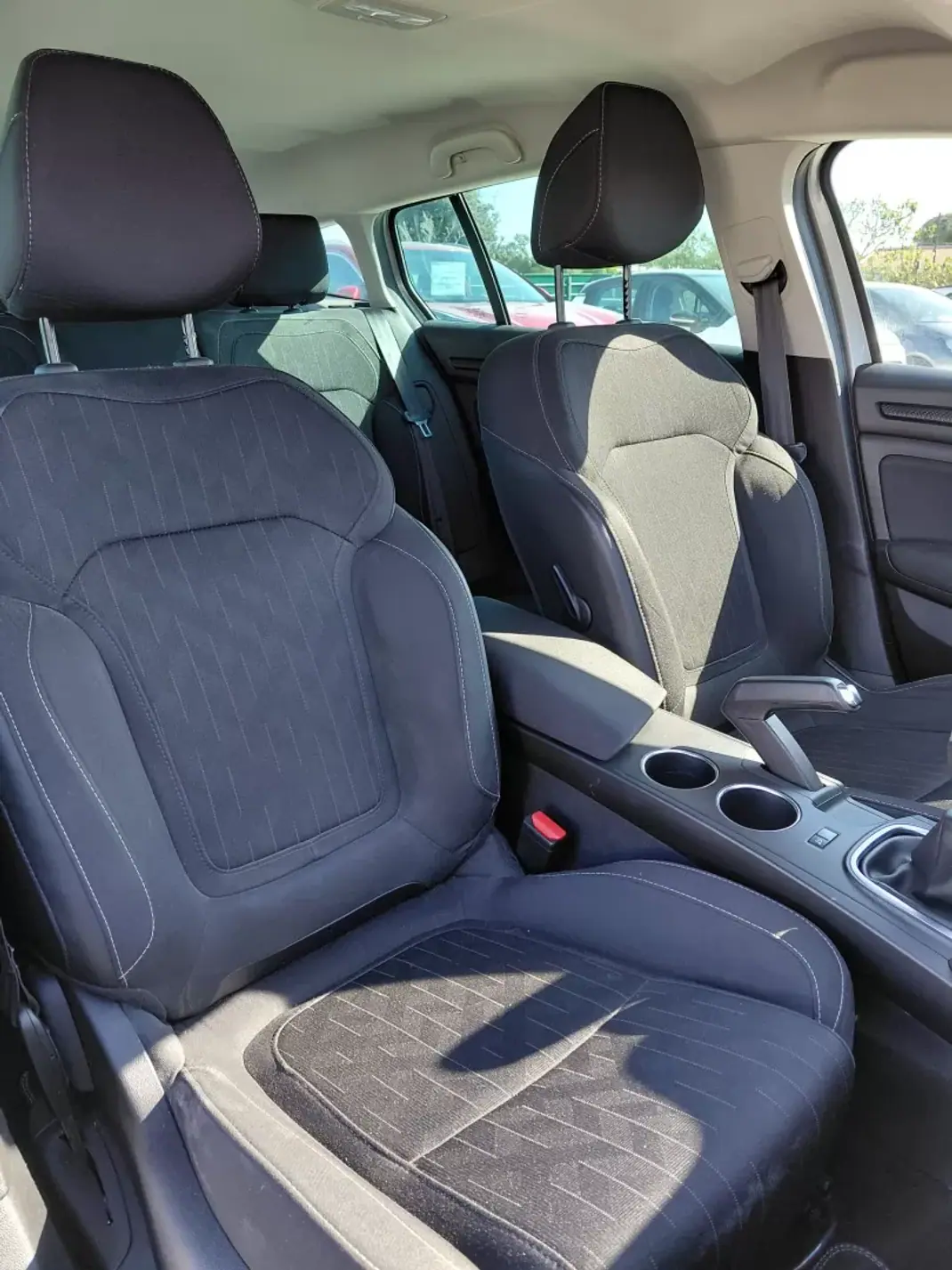 Renault Mégane 2019 - 16900 EUR, 91000 km - AUTO.MOTO.pt - 91000km - foto 8 de 13