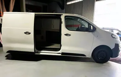 Opel Vivaro 2021 - 17000 EUR, 188500 km - AUTO.MOTO.pt - 188500km - foto 10 de 30