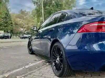 Jaguar XE 2016 - 16990 EUR, 154999 km - AUTO.MOTO.pt - 154999km - foto 5 de 13