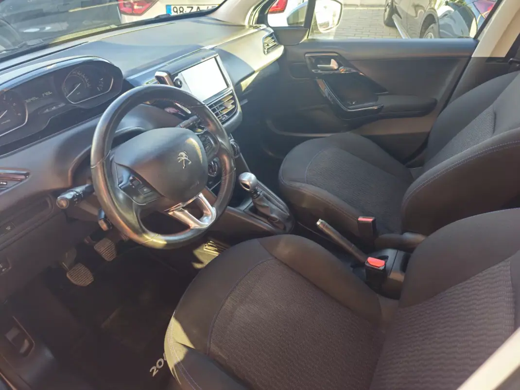 Peugeot 208 2019 - 10500 EUR, 68495 km - 68495km - foto 8 de 13