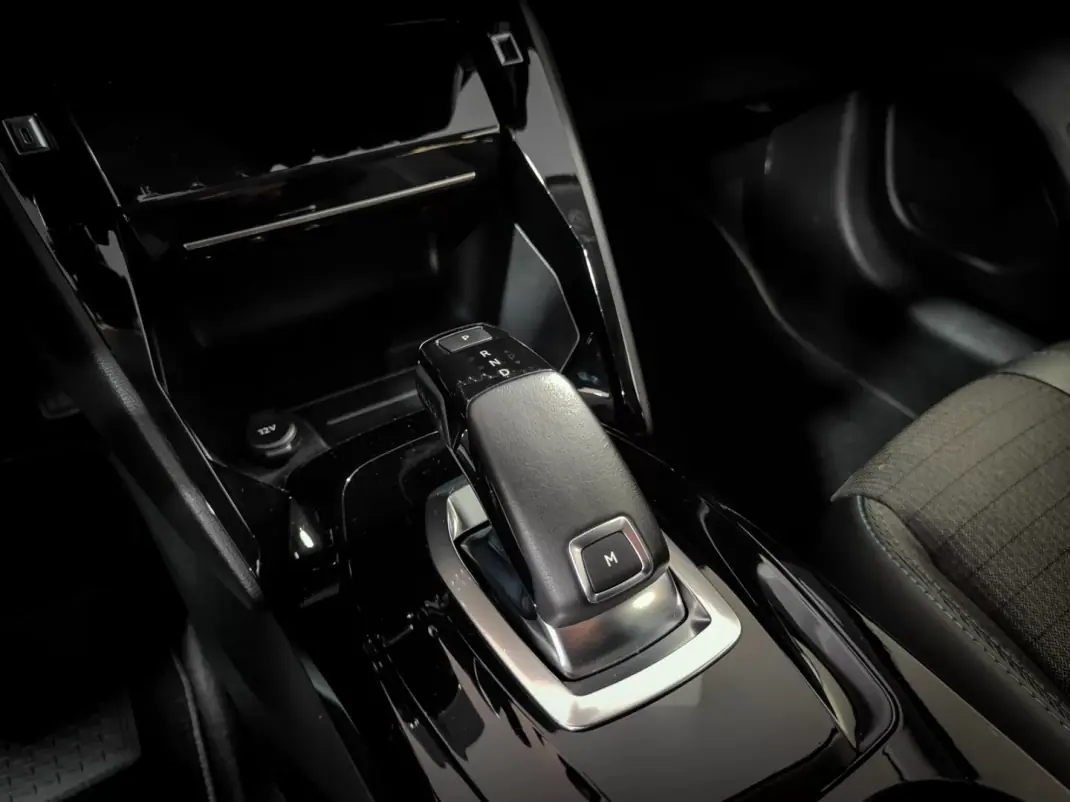 Peugeot 208 2019 - 14500 EUR, 90000 km - AUTO.MOTO.pt - 90000km - foto 44 de 60