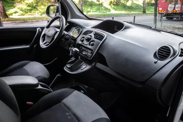 Renault Kangoo E-Tech Confort 2020 - 9990 EUR, 57785 km - AUTO.MOTO.pt - 57785km - foto 24 de 28
