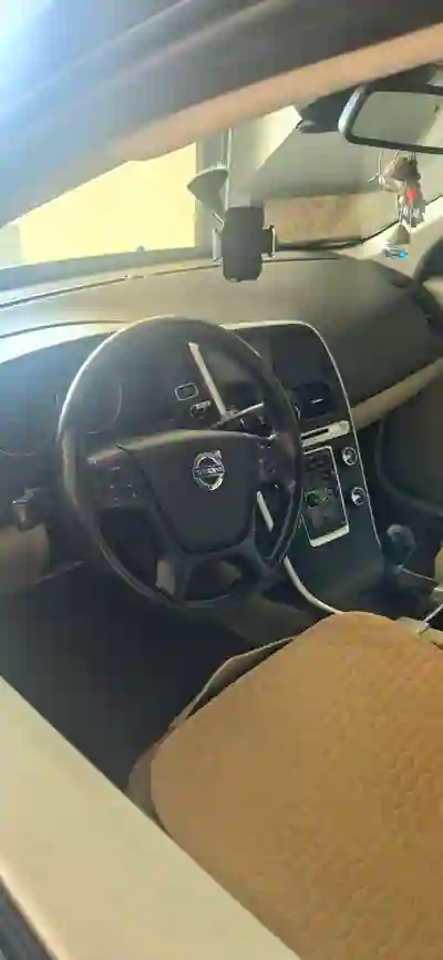 Volvo XC 60 2010 - 10900 EUR, 251000 km - AUTO.MOTO.pt - 251000km - foto 3 de 6