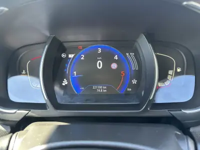 Renault Scénic 2016 - 10900 EUR, 220000 km - AUTO.MOTO.pt - 220000km - foto 43 de 66